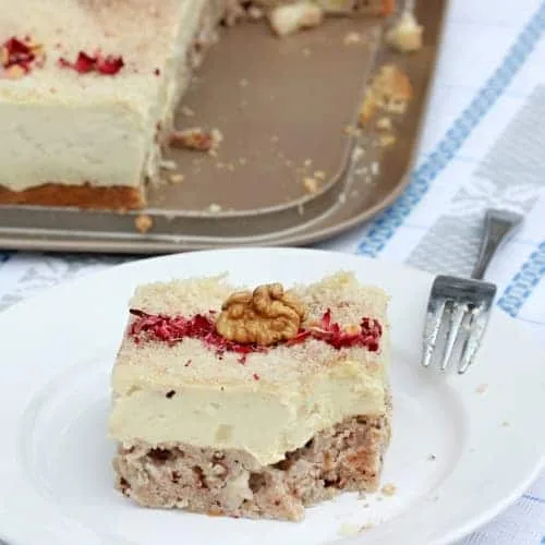 Jablečný dezert s ořechovým korpusem, jemným krémem a skořicí. Recept bez vajec, vhodný i pro veganské pečení.