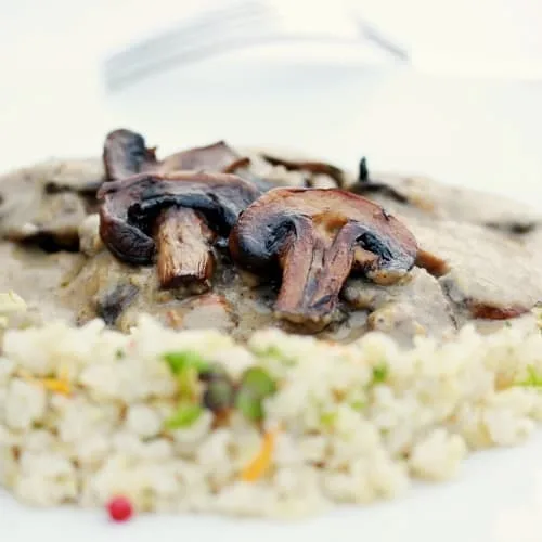 Žampionový Stroganoff S Hraškou: Rychlá Bezmasá Omáčka Bez Lepku 12 Recept na rychlý žampionový Stroganoff s Hraškou. Lahodná krémová omáčka bez masa a bez lepku pro celiaky i vegany. Uvařte si poctivý oběd za pár minut!