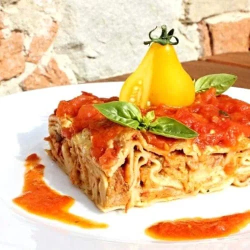 vegetariánské lassagne připravené z domácího seitanu.