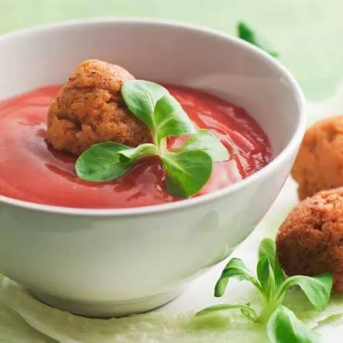 Rajčatová omáčka s kuličkami z Cerie. Cerie je obdoba seitanu. Tento recept je skvělý i pro vegany. Je bez masa.