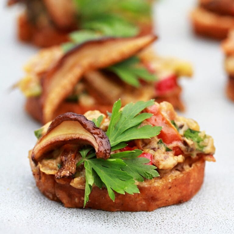 Houbová pomazánka - podzimní recept na veganskou svačinu. Kombinace lesních hub a luštěnin - Hrašky, vytvoří chutnou a zdravou pomazánku.