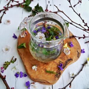 Čaj z jarních bylinek, který pomůže s detoxikací, podpoří imunitu, trávení, průdušky, pomůže s dýcháním a obsahuje mnoho vitamínů.